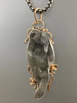 P 2147 Psilomelane Drusy