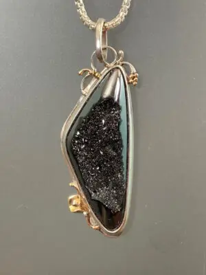 P 2148 Psilomelane Drusy
