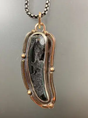 P 2149 Psilomelane Drusy
