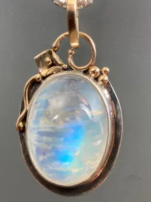 P 2139 Rainbow Moonstone